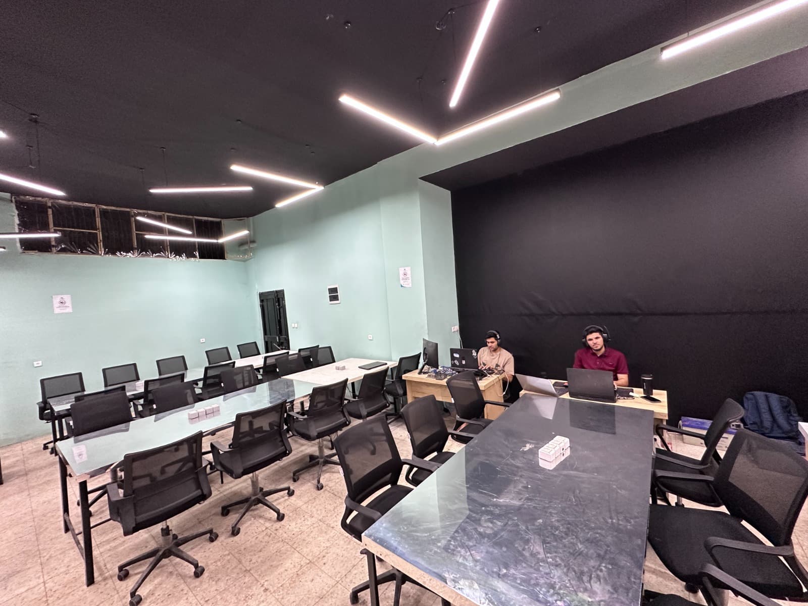 مساحة عمل تقنية داخل TechNest